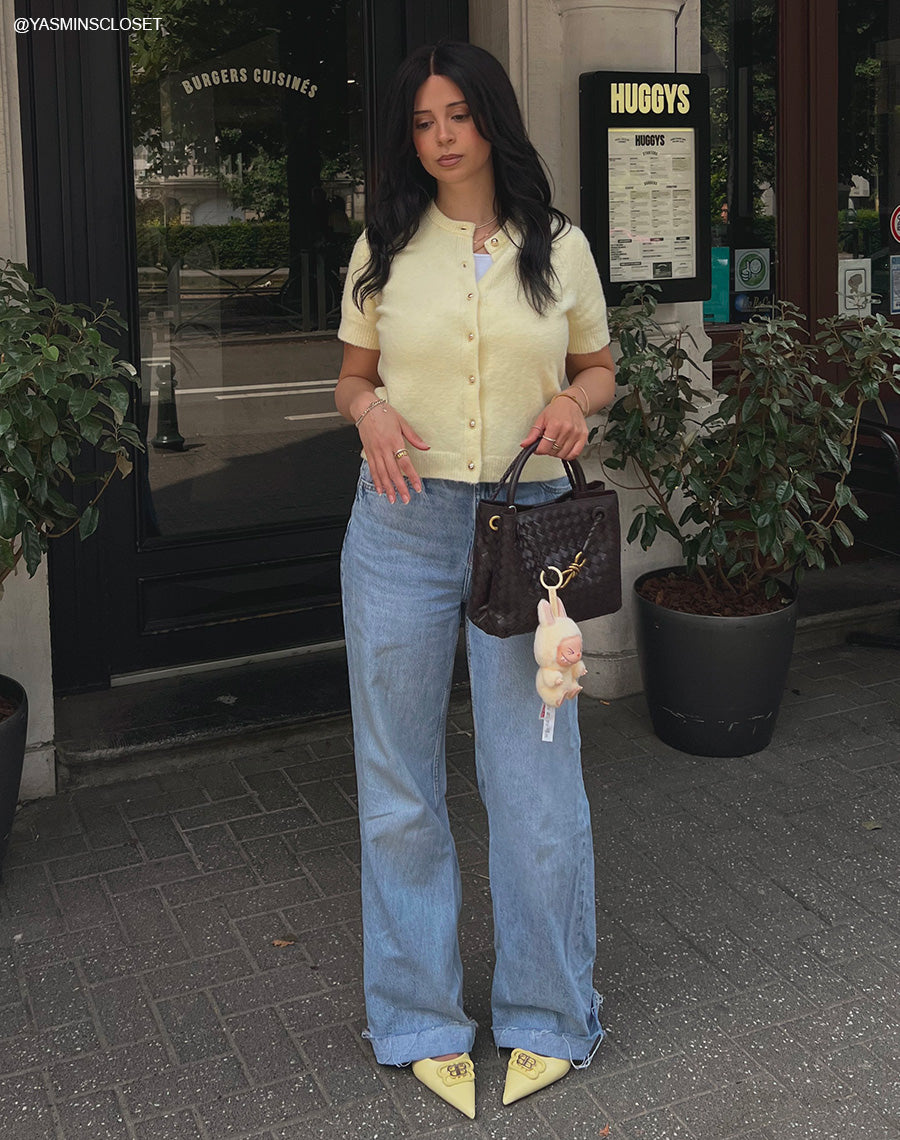 Escarpins femme jaunes à bout pointu élégants avec bijou doré et petit talon