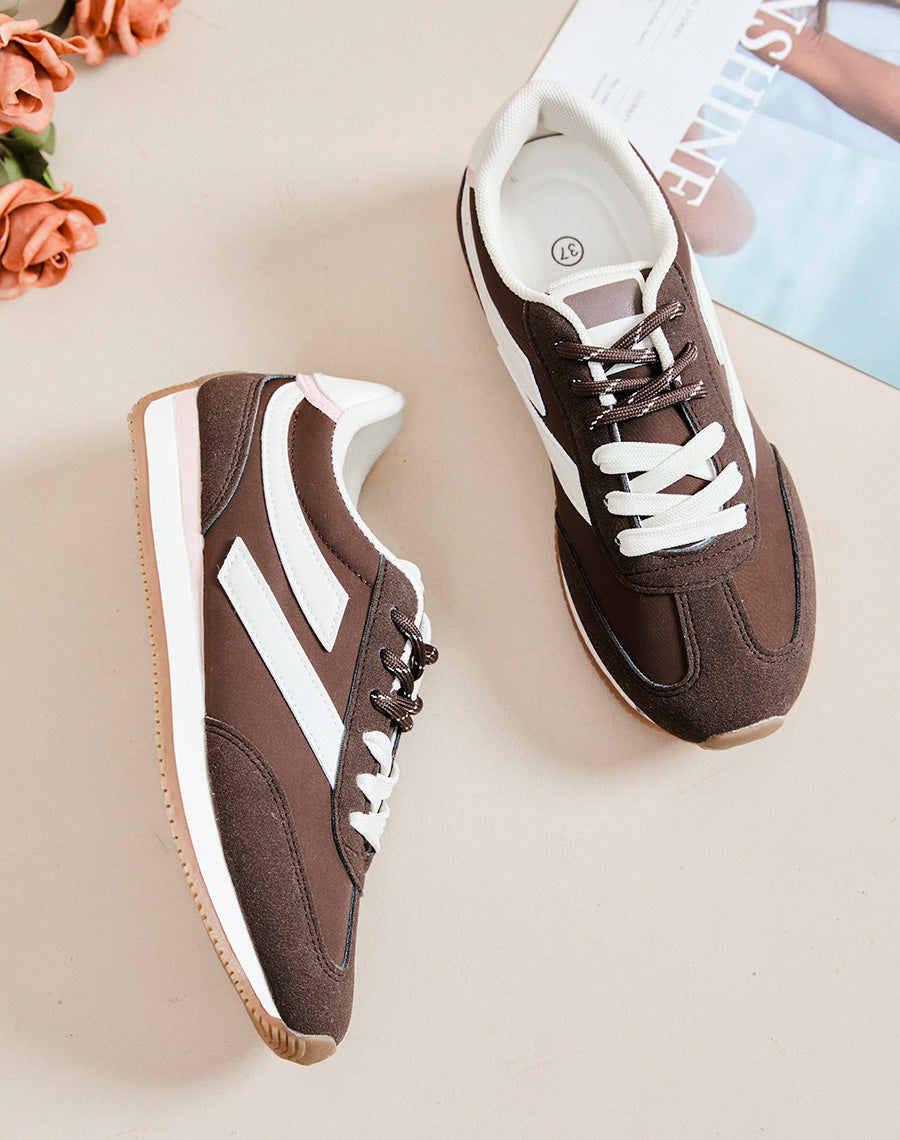 Baskets femme marron à double lacets avec empiècements blancs et bout en suédine