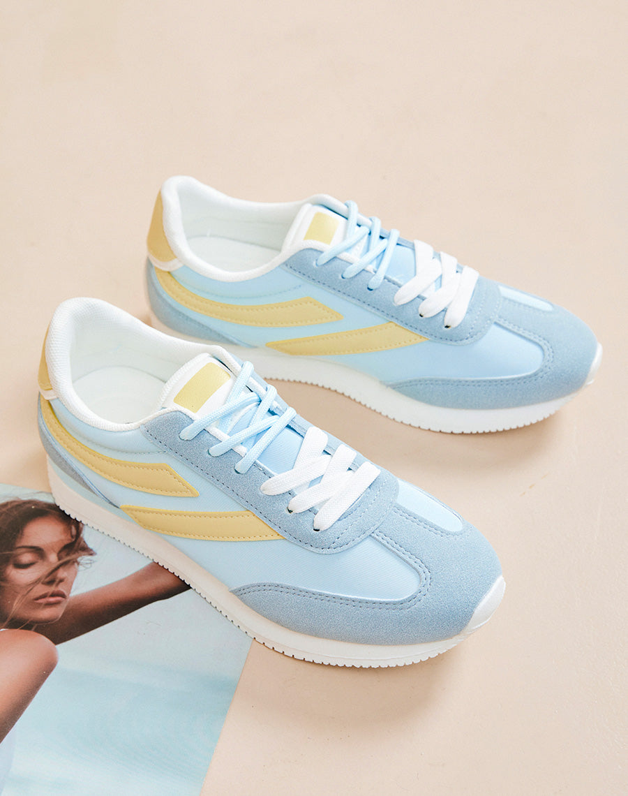 Baskets femme bleu pastel avec empiècements jaunes et doube lacets