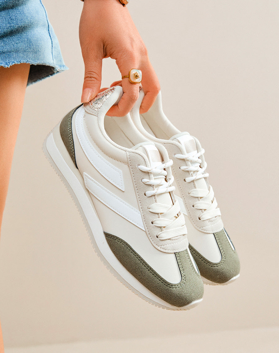 Baskets femme beige avec empiècements blancs et suédine verte à lacets blancs