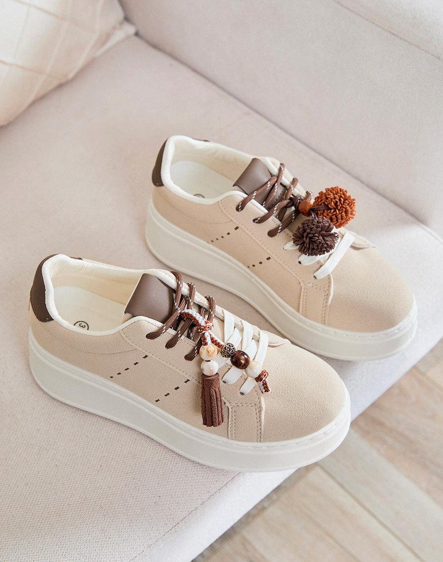 Basket femme beige tendance en suédine à plateforme avec pompon décoratif