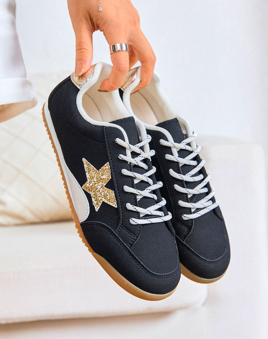 Baskets noires à semelle plate avec étoile dorée
