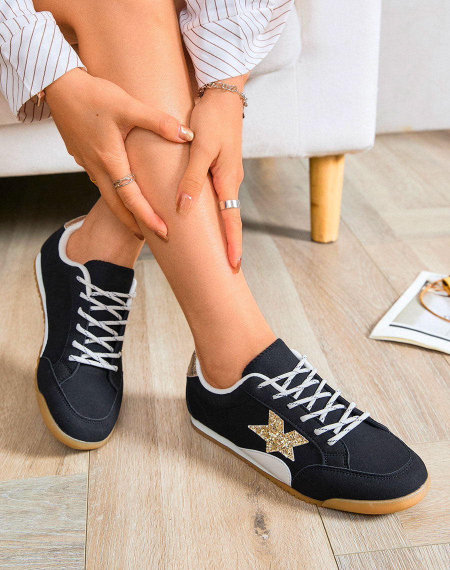 Baskets noires à semelle plate avec étoile dorée
