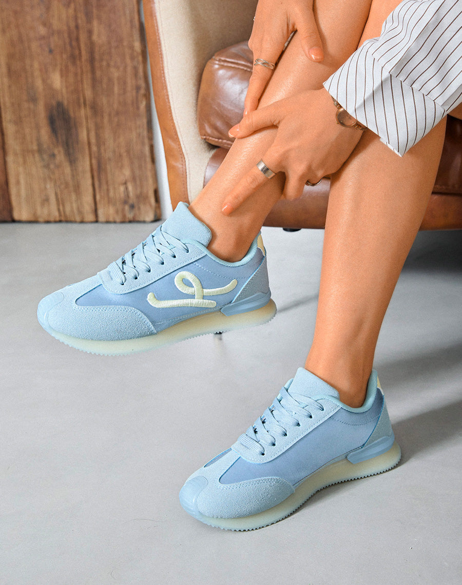Basket femme bleu pastel tendance avec lettre "L" tissée