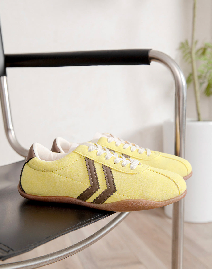 Baskets femme jaunes tendance à empiècements marron style rétro
