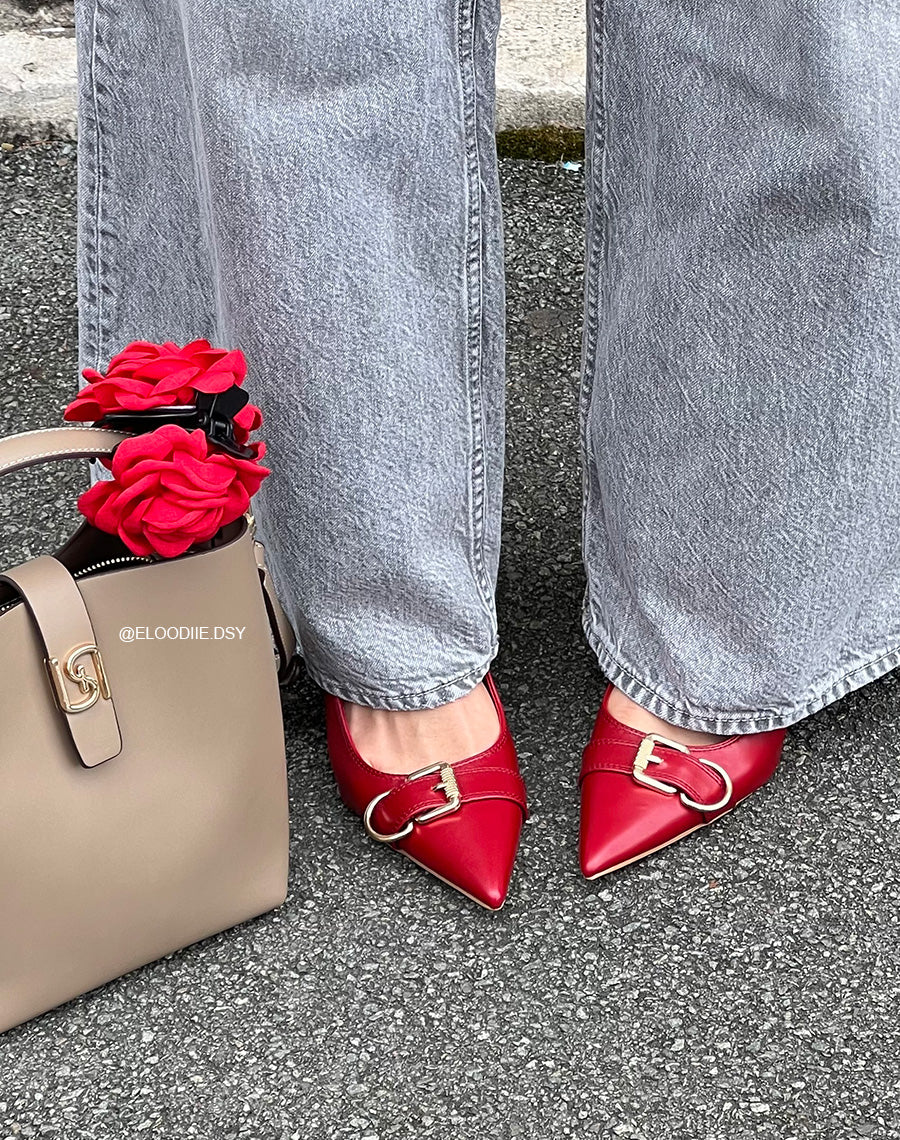 Escarpins femme rouges à bout pointu avec boucle dorée