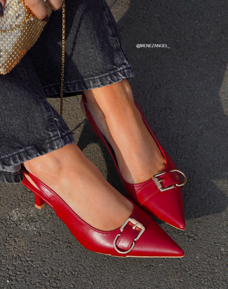 Escarpins femme rouges à bout pointu avec boucle dorée
