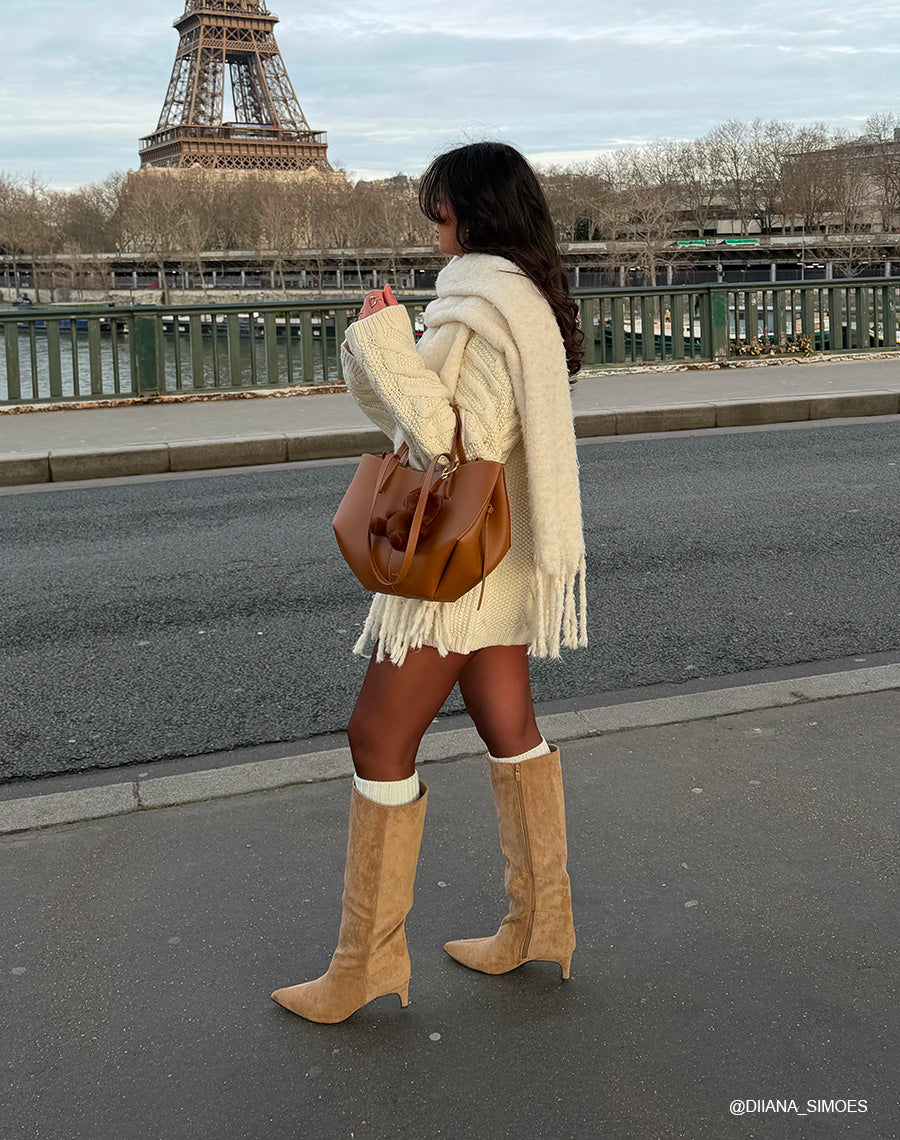 Bottes femme beige élégantes en suédine à petit talon aiguille et bout pointu