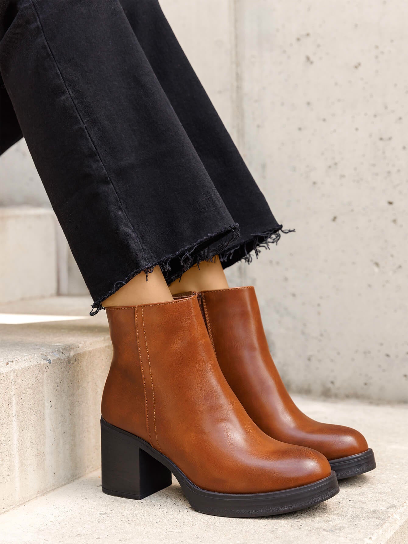 Bottine femme camel courte tendance à talon carré avec plateforme moderne