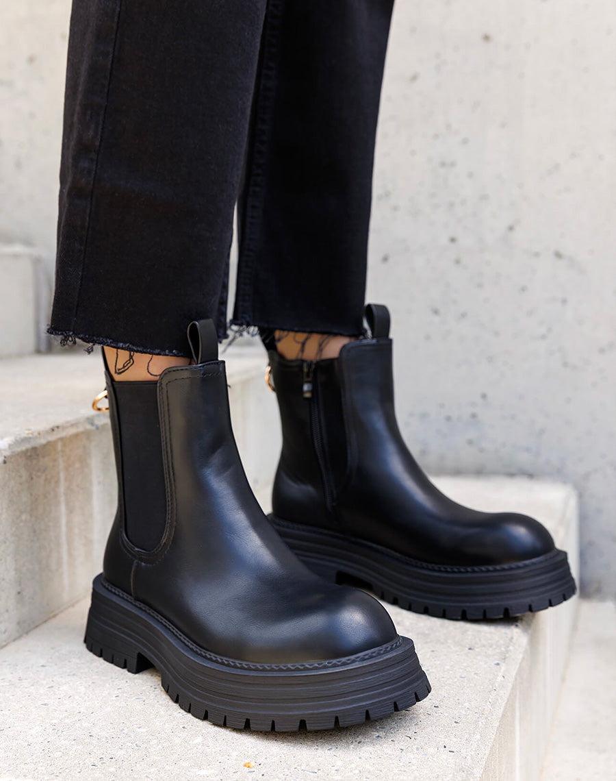 Bottines femme noires style chelsea tendance à semelle crantée et détail doré
