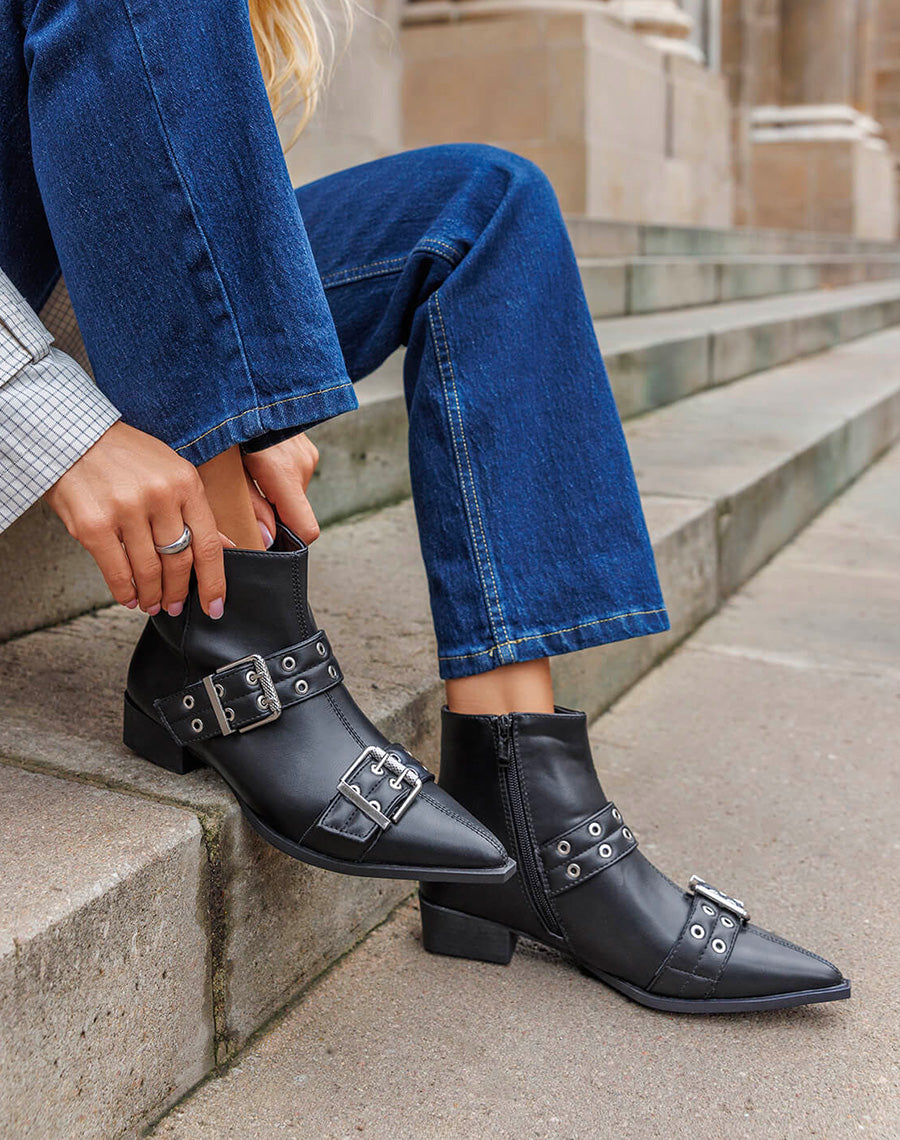 Bottines basses noires à bout pointu avec double lanière argentée intérieur fourré