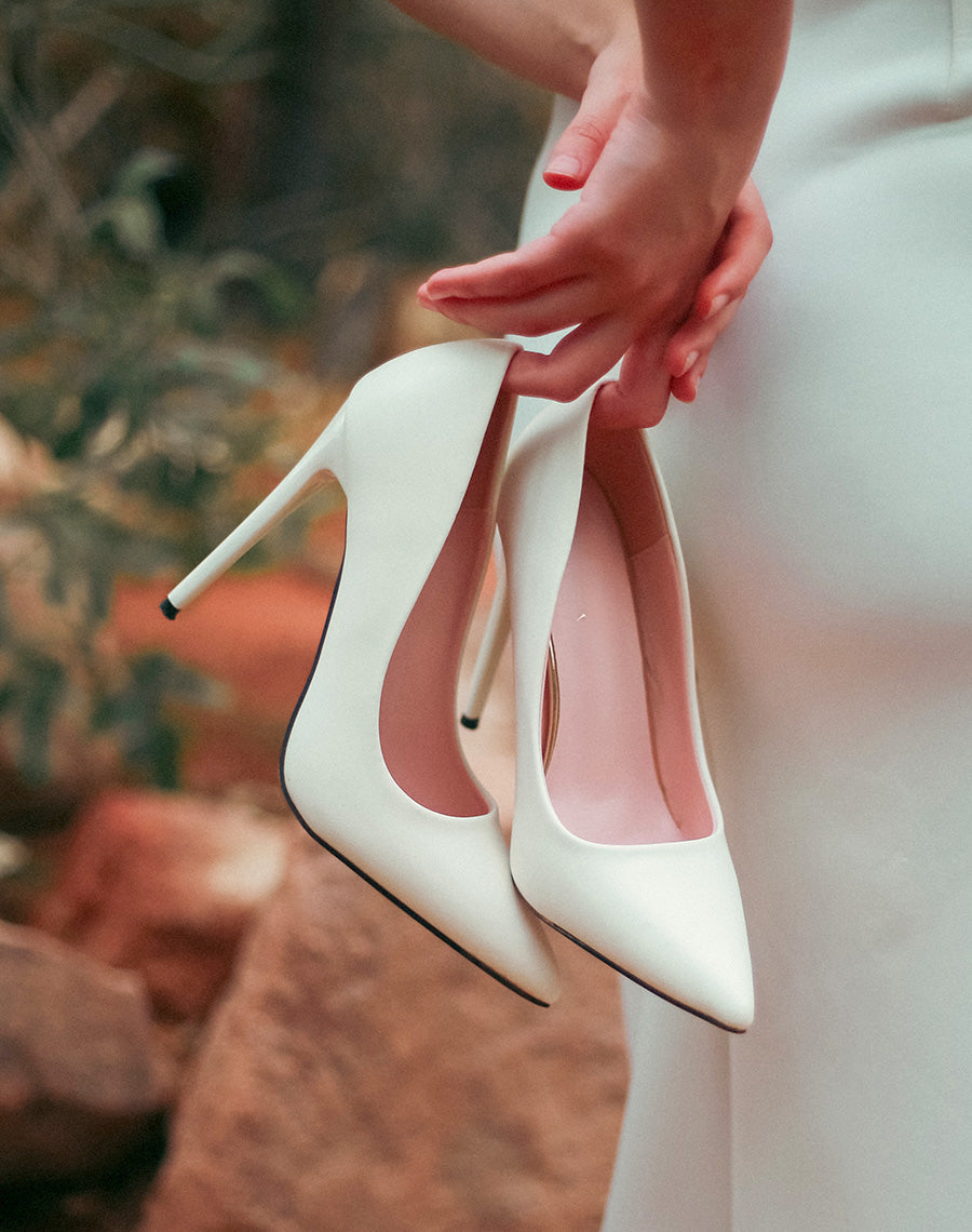 Escarpins femme blancs mats à talon aiguille élégants et intemporels
