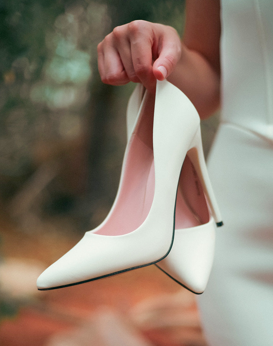 Escarpins femme blancs mats à talon aiguille élégants et intemporels