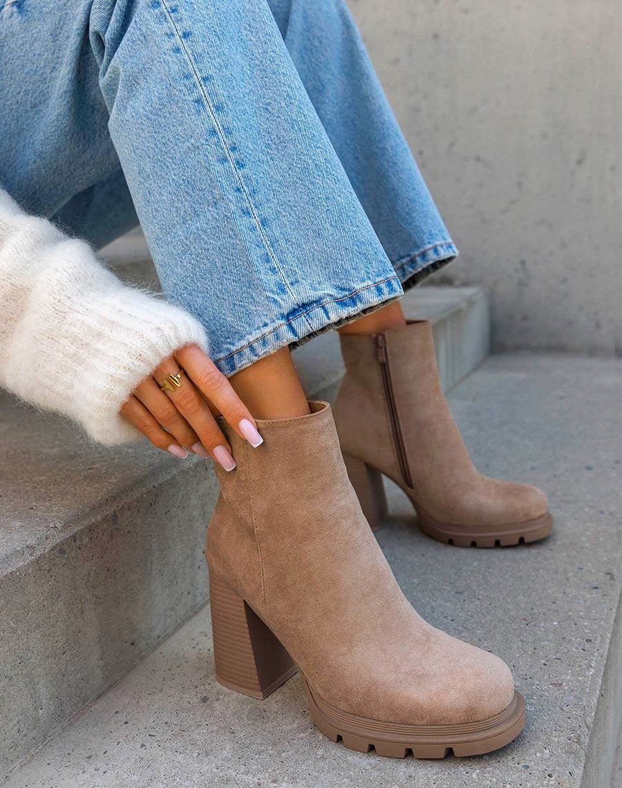 Bottines beiges à talon épais en suédine