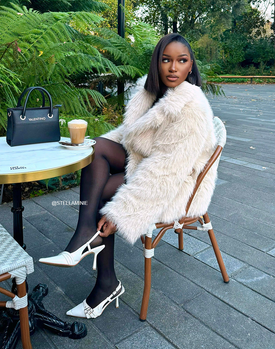 Escarpins blancs élégants avec triple lanières et bout pointu