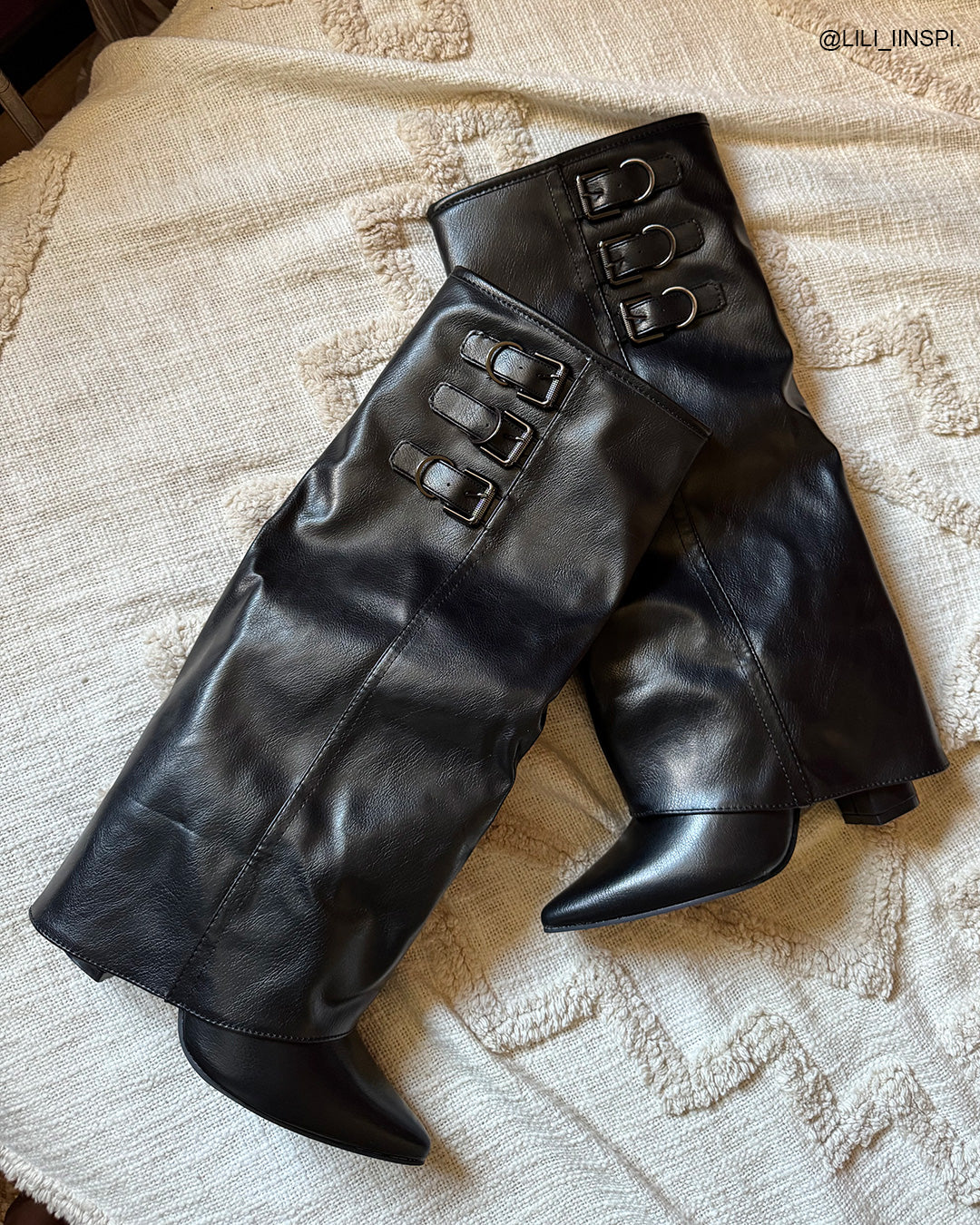 Black boots with square heel and pointed end