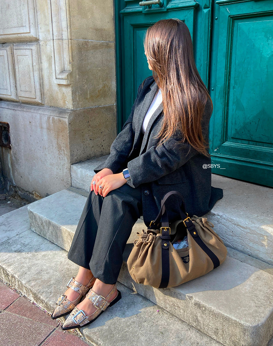 Escarpins plats motif serpent à bout pointu et lanières cloutées argentées