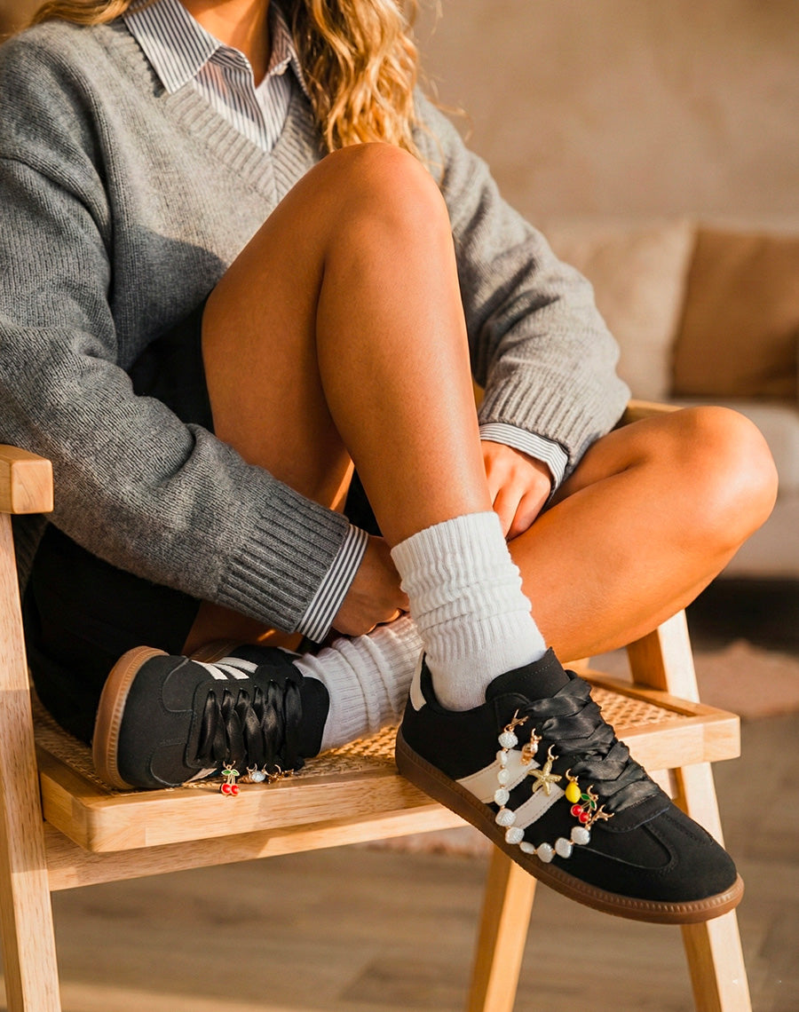 Basket femme noire tendance avec empiècement blanc et bijoux amovibles