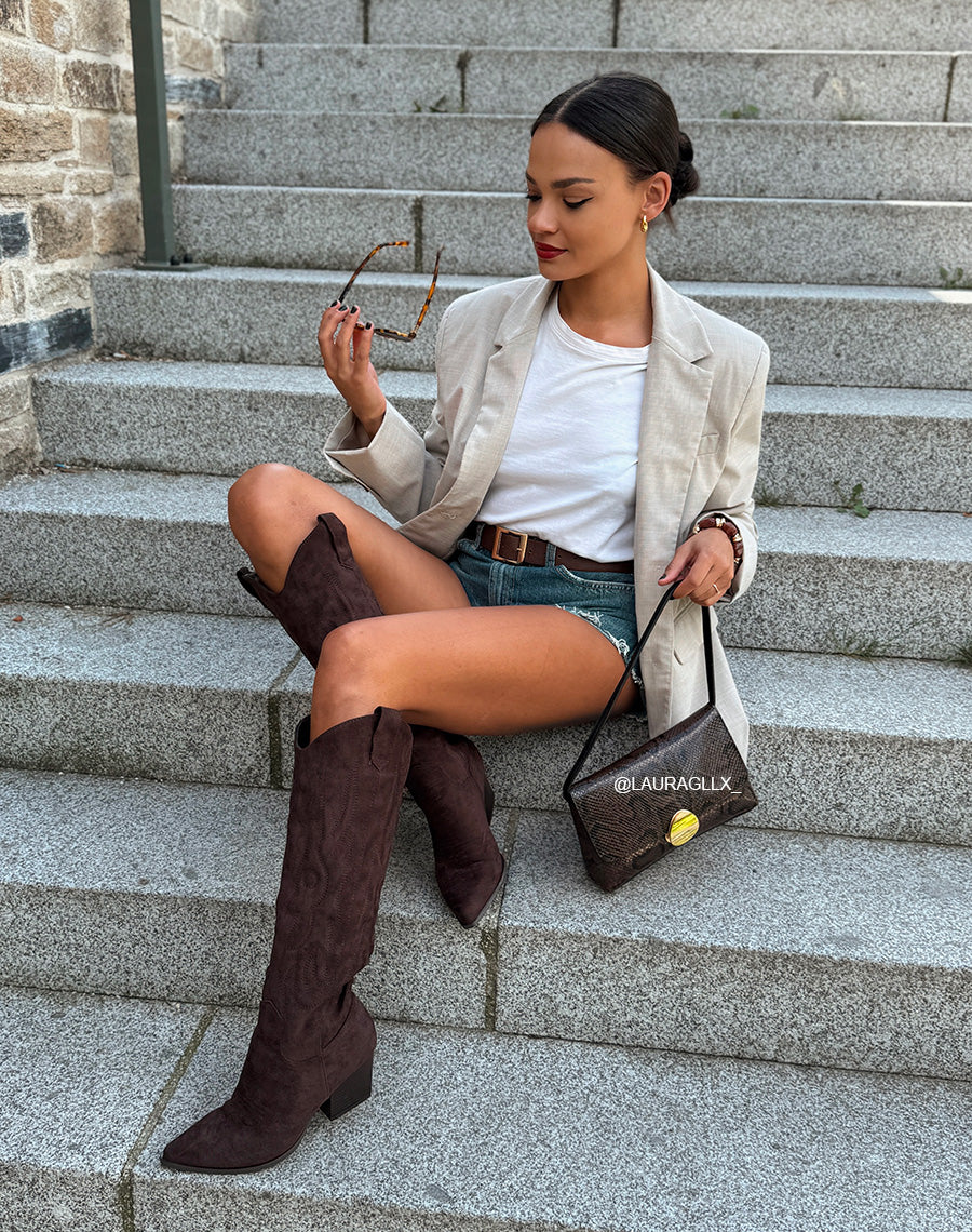 Botte femme marron style santiags en suédine avec talon biseauté et bout pointu