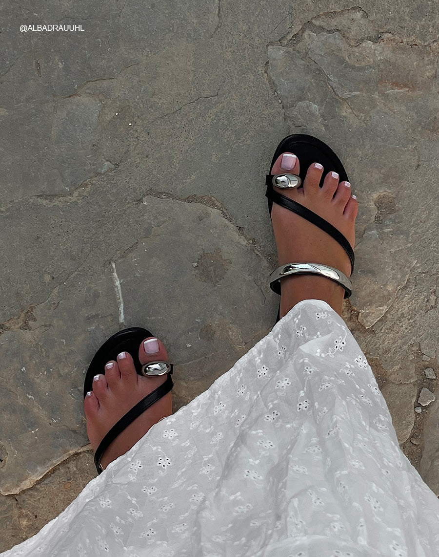 Mules femme noires plates élégantes avec brides fines et bijoux argentés