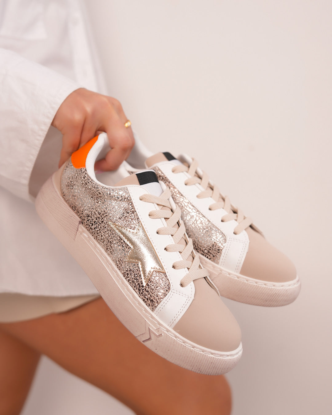 Basket Femme Beige à Empiècement Doré et Détails Orange