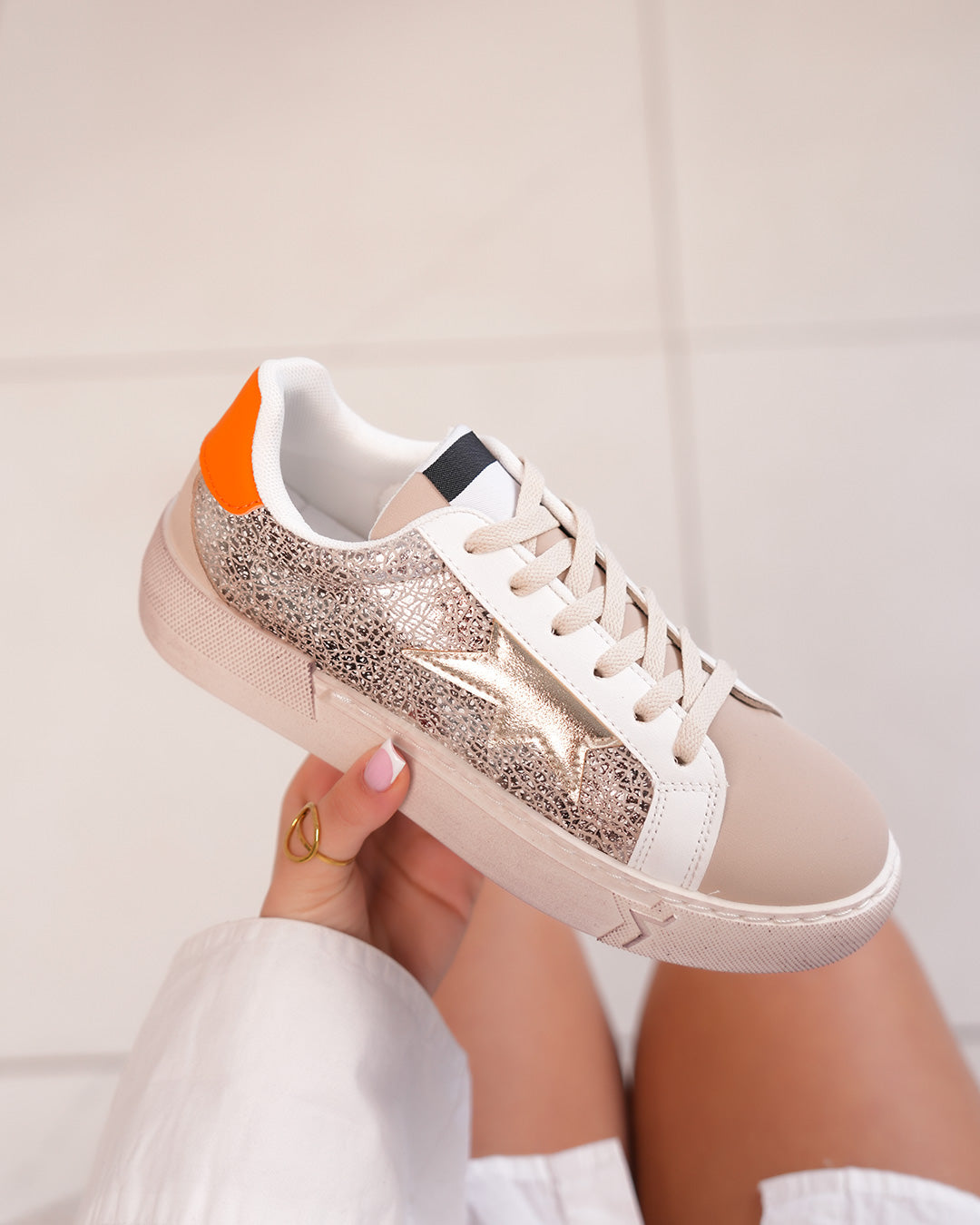 Basket Femme Beige à Empiècement Doré et Détails Orange
