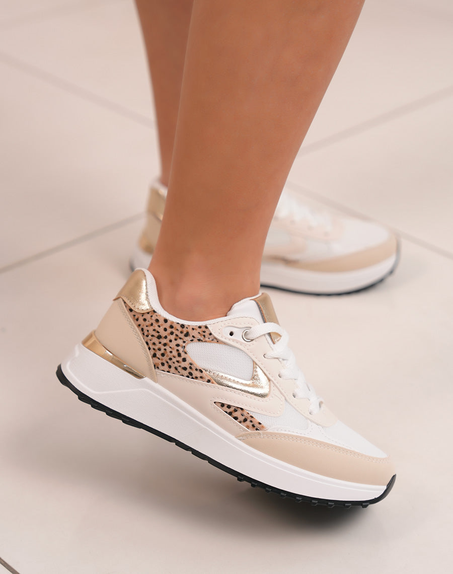 Baskets femme beiges tendance avec touches dorées et semelle crantée noire