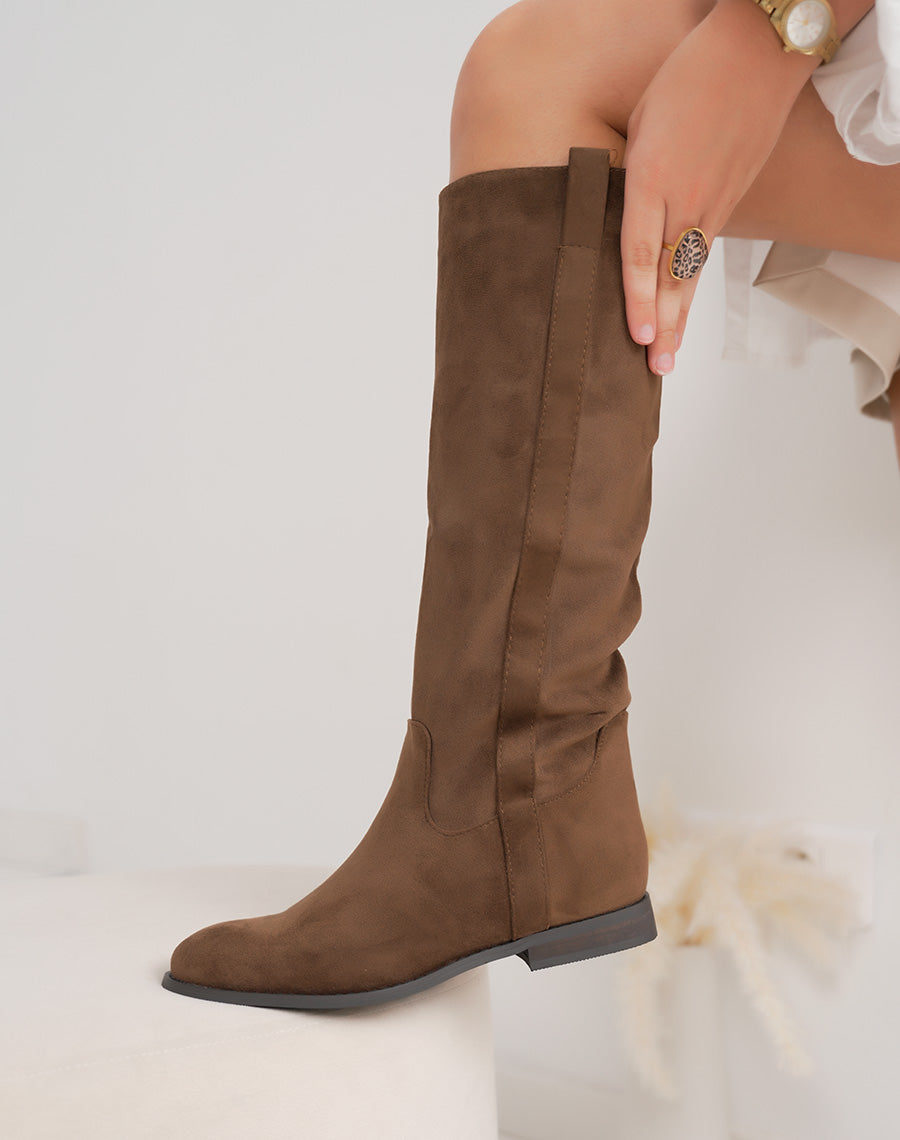 Bottes femme marron clair en suédine à petit talon élégantes et confortables