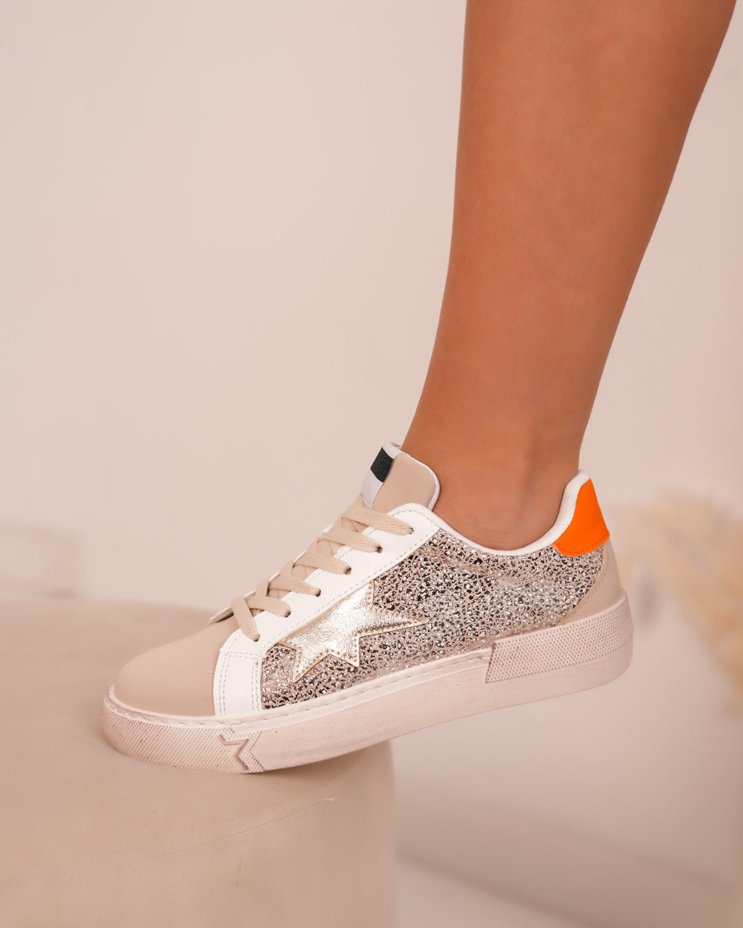 Basket Femme Beige à Empiècement Doré et Détails Orange