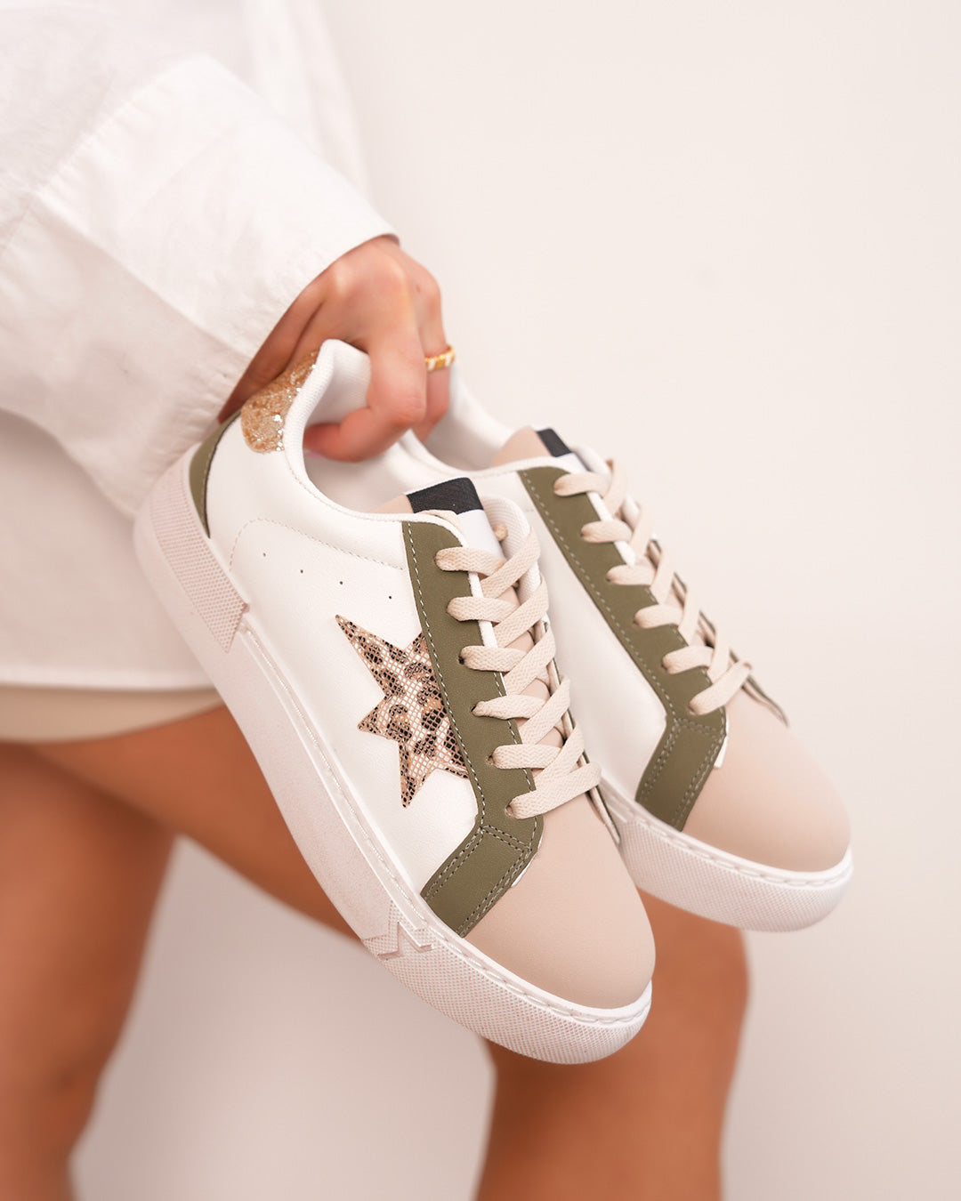 Basket Femme Blanche avec Empiècements Vert et Beige & Détails Léopard