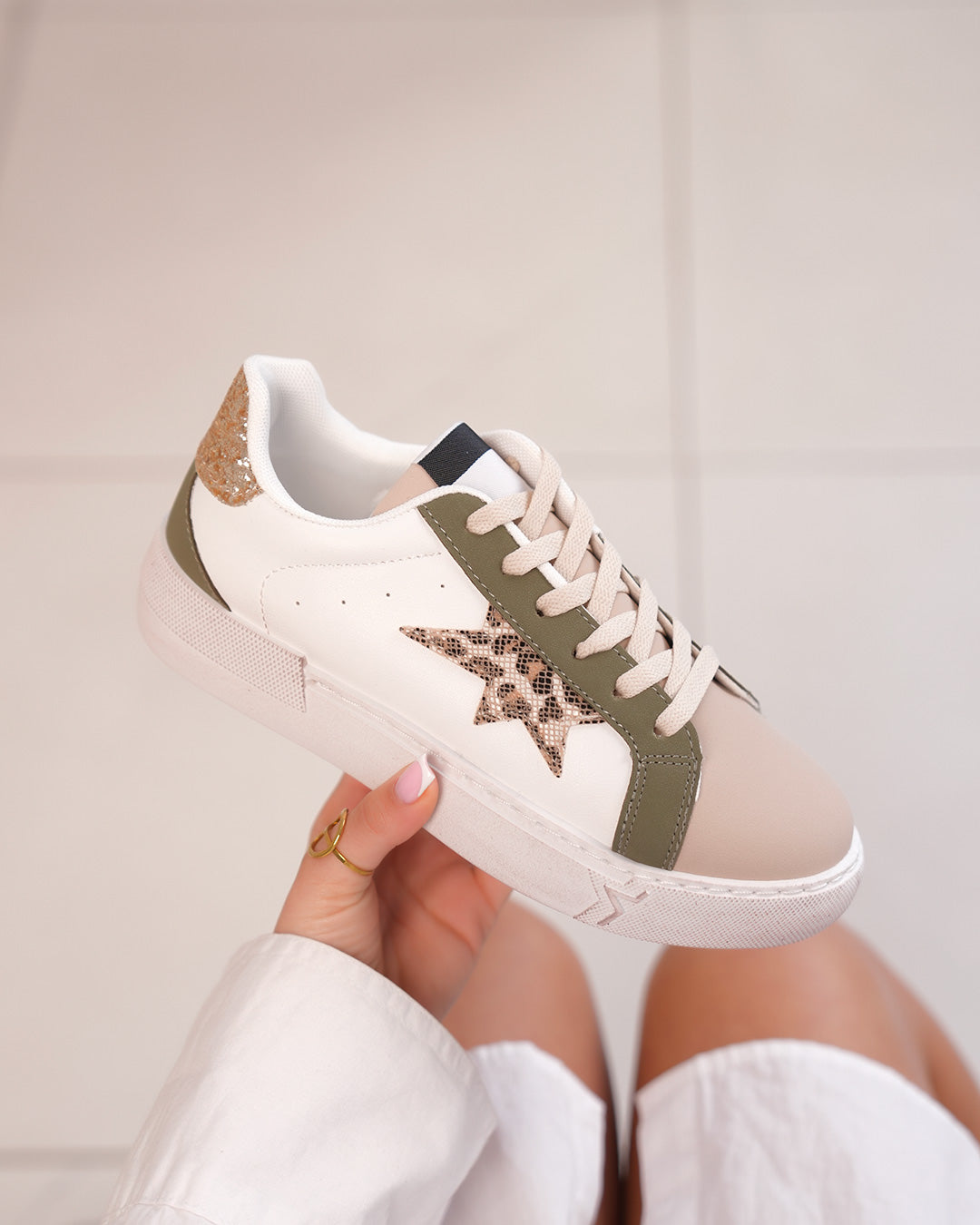 Basket Femme Blanche avec Empiècements Vert et Beige & Détails Léopard