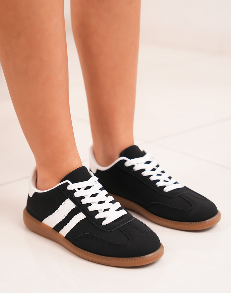 Baskets femme noires tendance avec rayures blanches et semelle marron