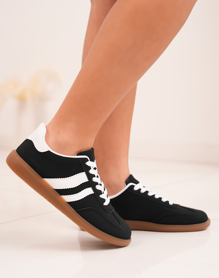 Baskets femme noires tendance avec rayures blanches et semelle marron