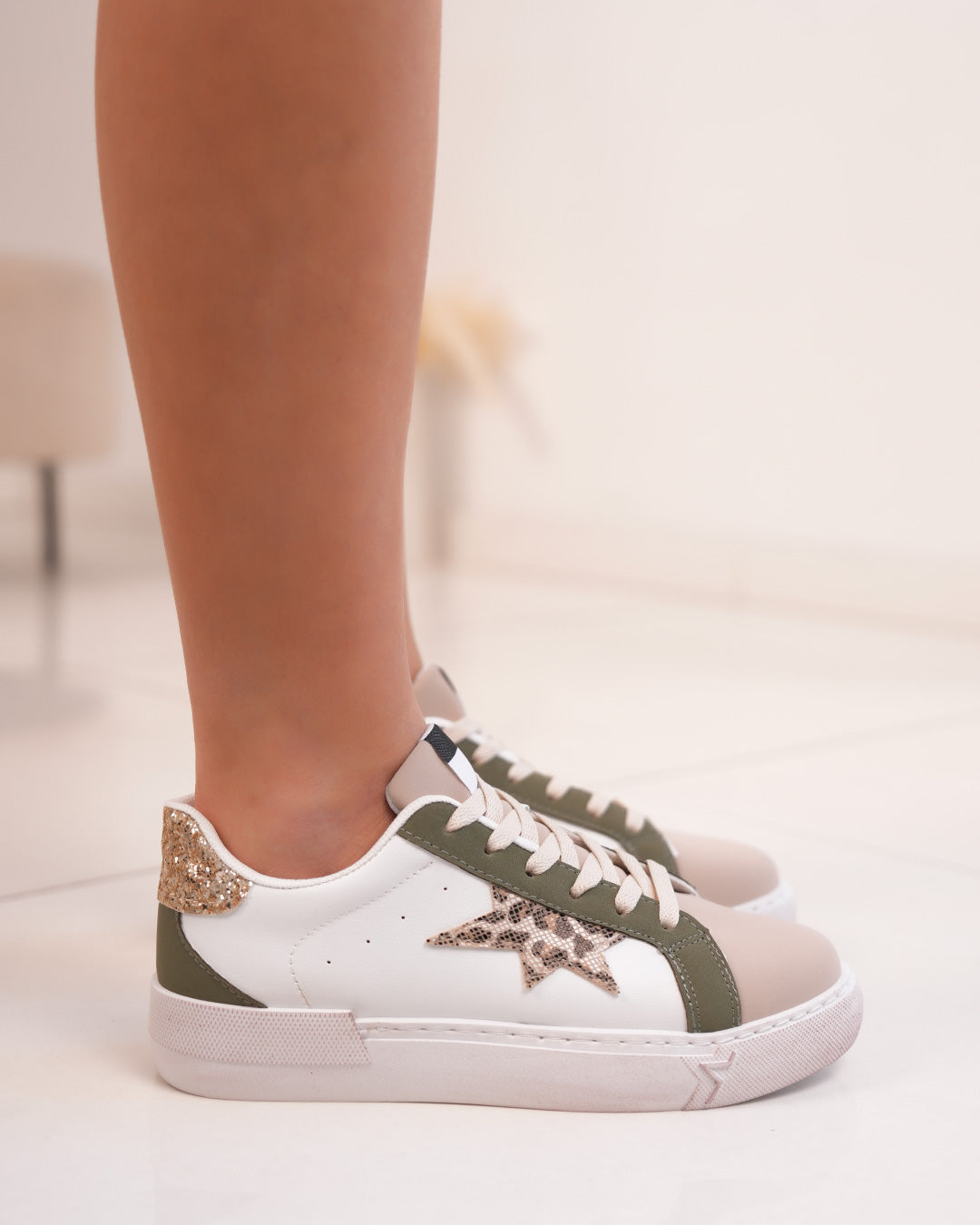 Basket Femme Blanche avec Empiècements Vert et Beige & Détails Léopard