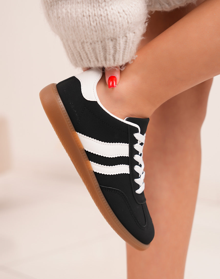 Baskets femme noires tendance avec rayures blanches et semelle marron