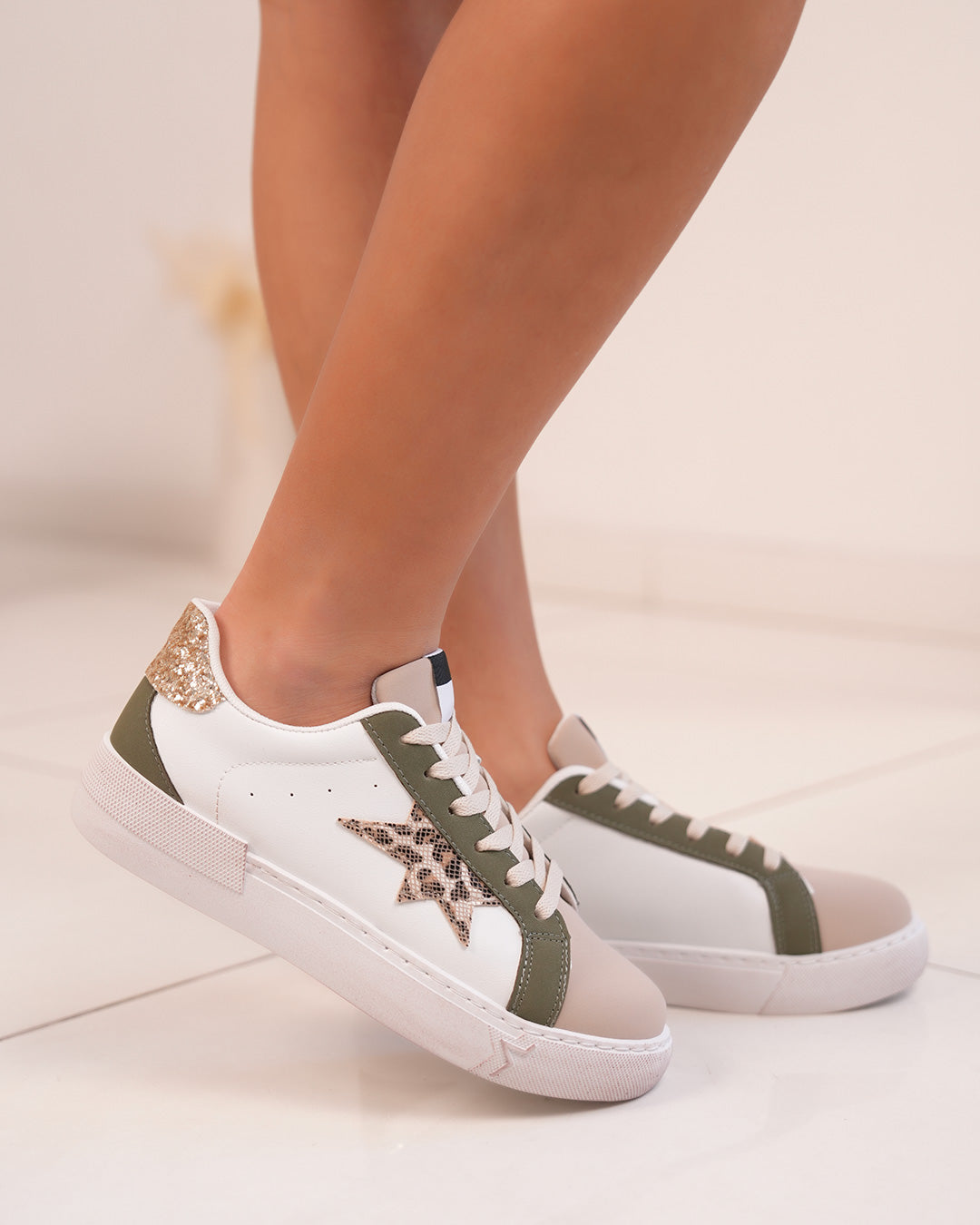 Basket Femme Blanche avec Empiècements Vert et Beige & Détails Léopard