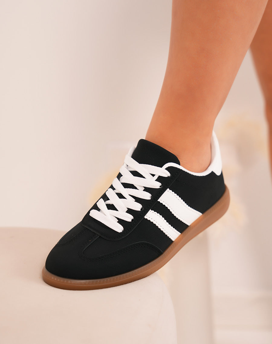 Baskets femme noires tendance avec rayures blanches et semelle marron