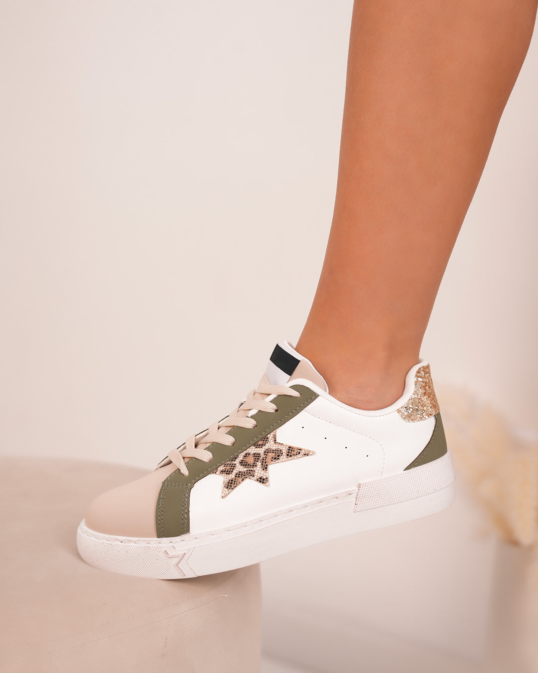 Basket Femme Blanche avec Empiècements Vert et Beige & Détails Léopard