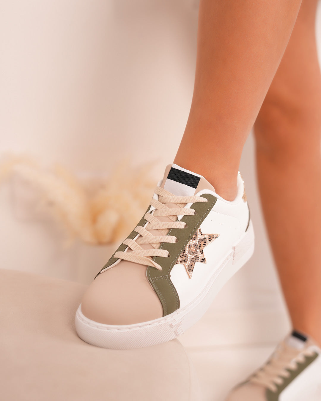 Basket Femme Blanche avec Empiècements Vert et Beige & Détails Léopard