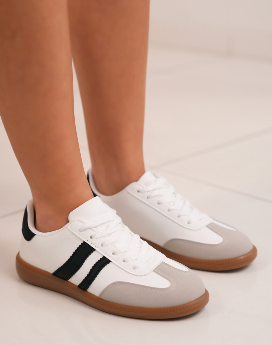 Baskets femme blanches tendance avec rayures noires et semelle marron