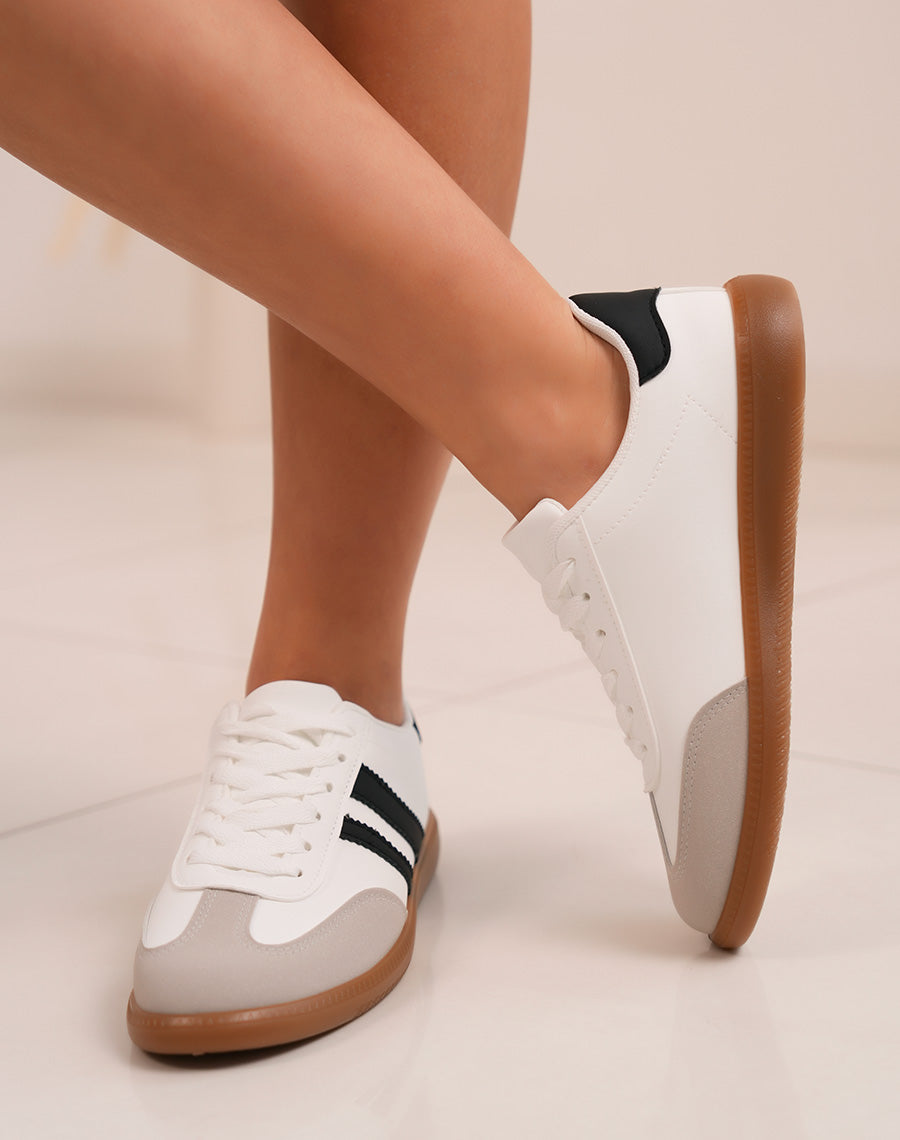 Baskets femme blanches tendance avec rayures noires et semelle marron