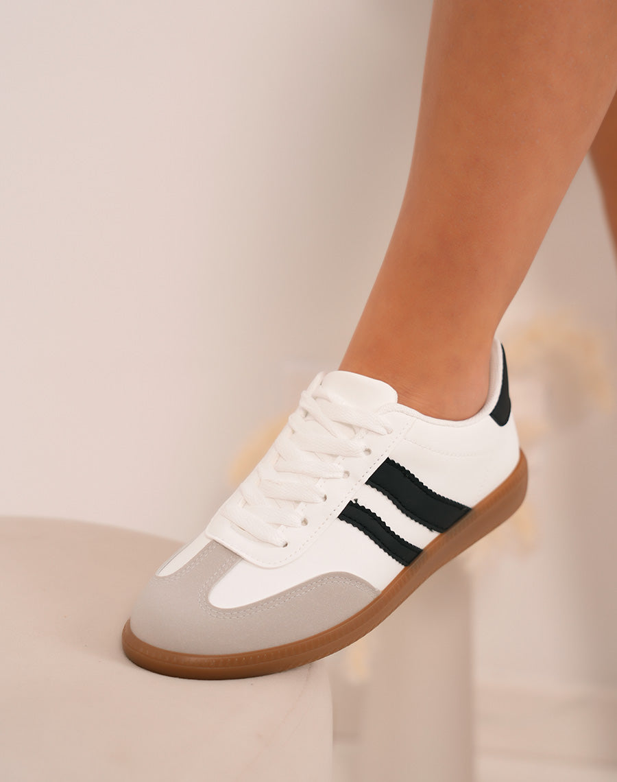 Baskets femme blanches tendance avec rayures noires et semelle marron