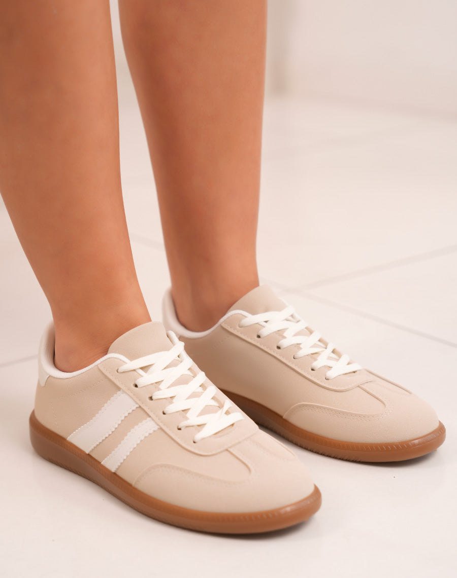 Baskets femme beiges tendance avec rayures blanches et semelle marron