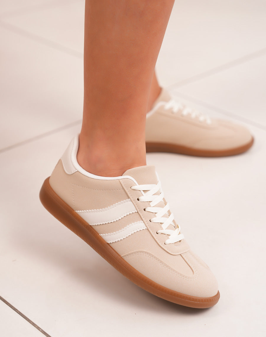 Baskets femme beiges tendance avec rayures blanches et semelle marron