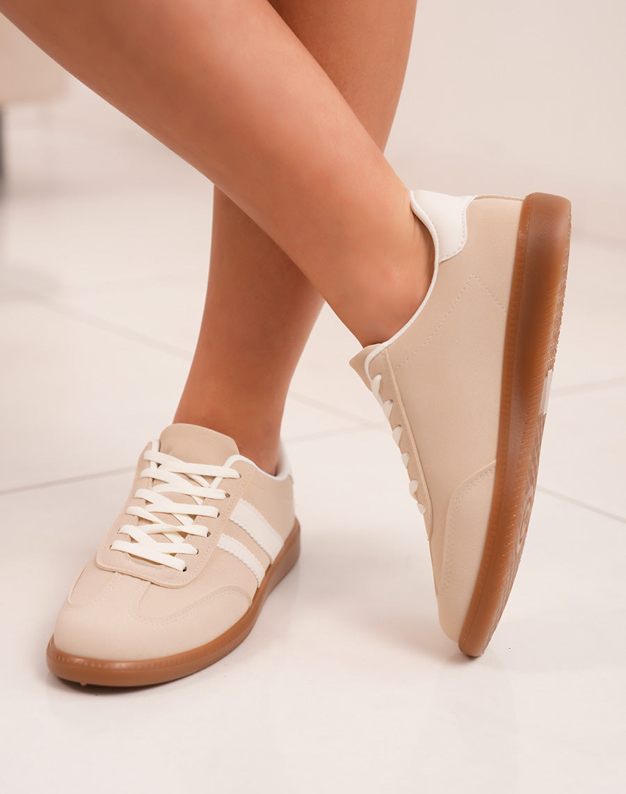 Baskets femme beiges tendance avec rayures blanches et semelle marron