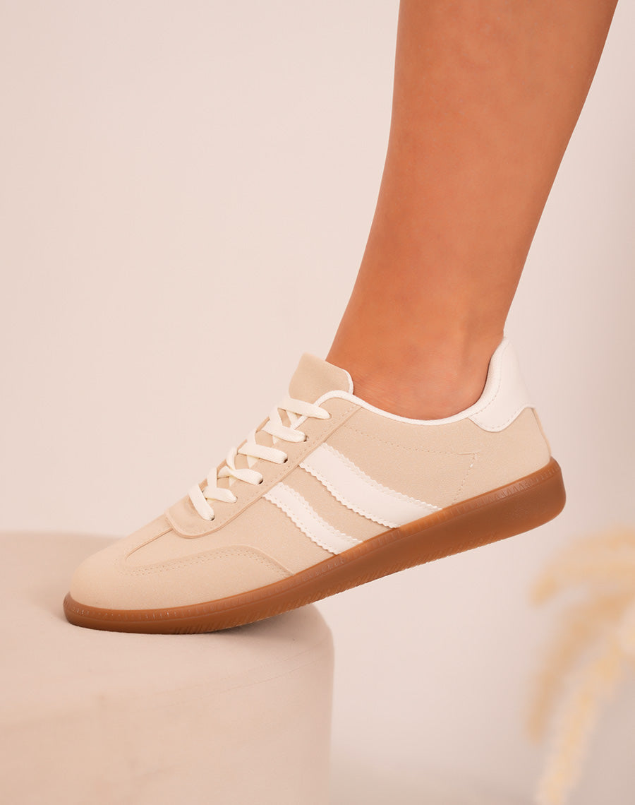 Baskets femme beiges tendance avec rayures blanches et semelle marron