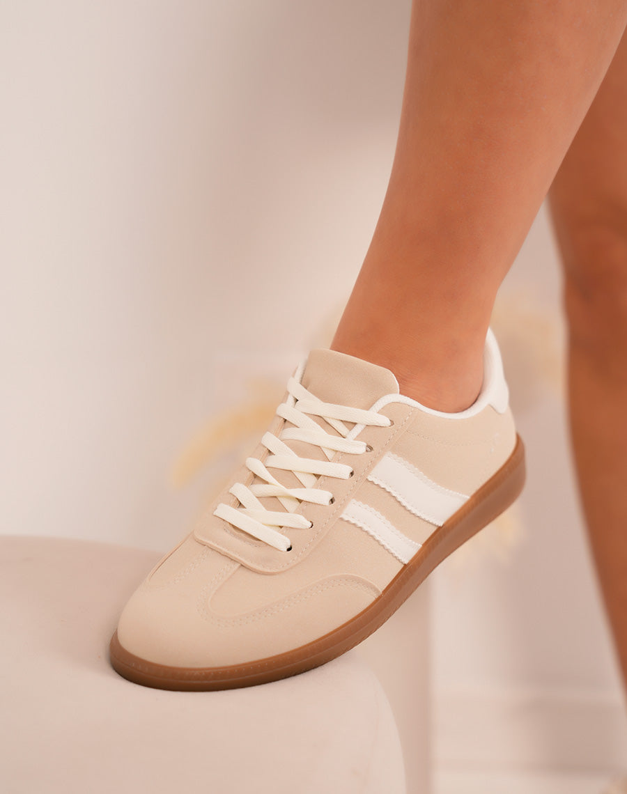 Baskets femme beiges tendance avec rayures blanches et semelle marron