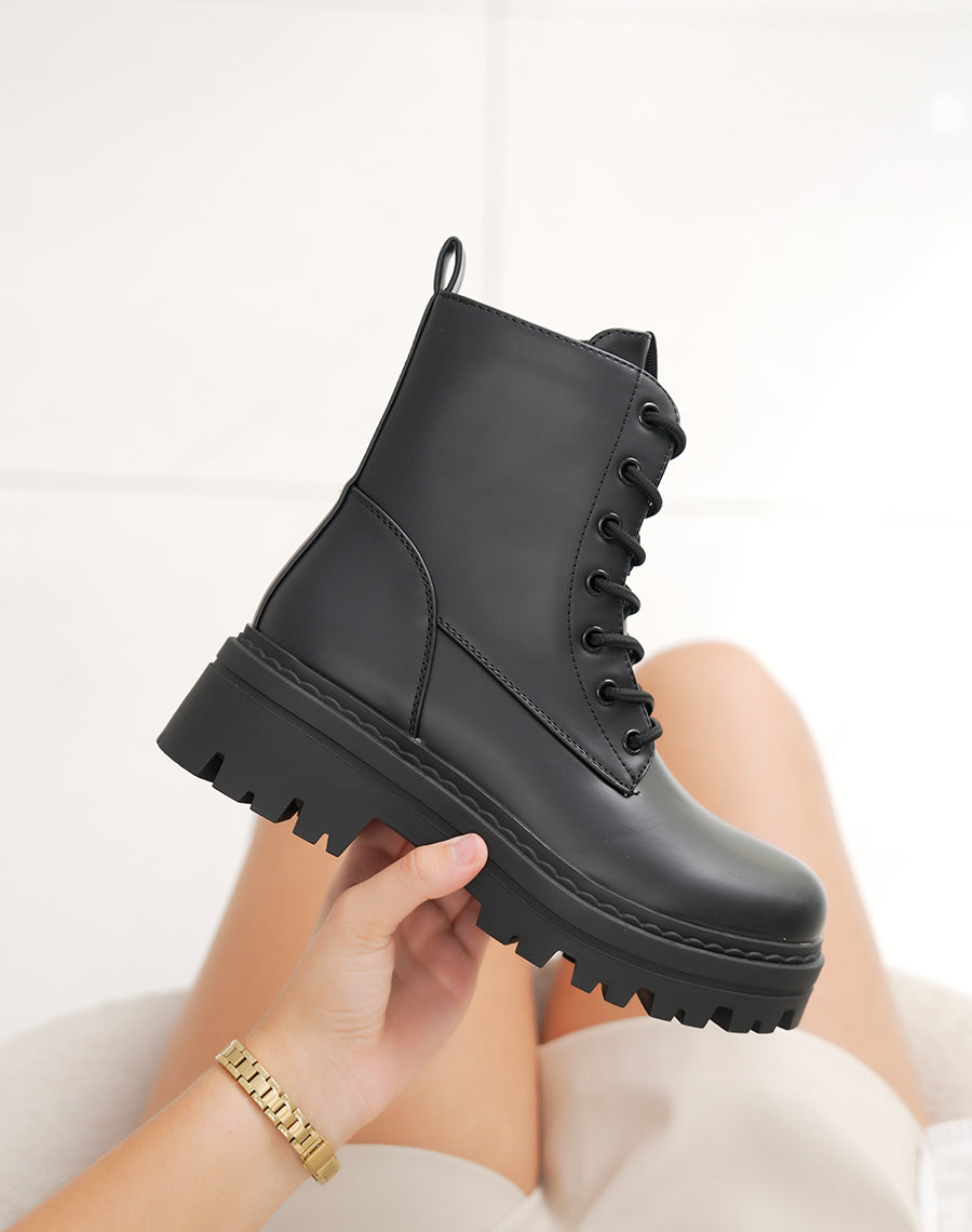 Bottines femme noires à lacets et semelle crantée épaisse avec talon carré 5cm