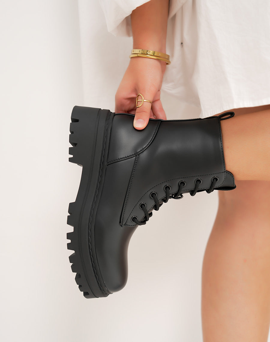 Bottines femme noires à lacets et semelle crantée épaisse avec talon carré 5cm