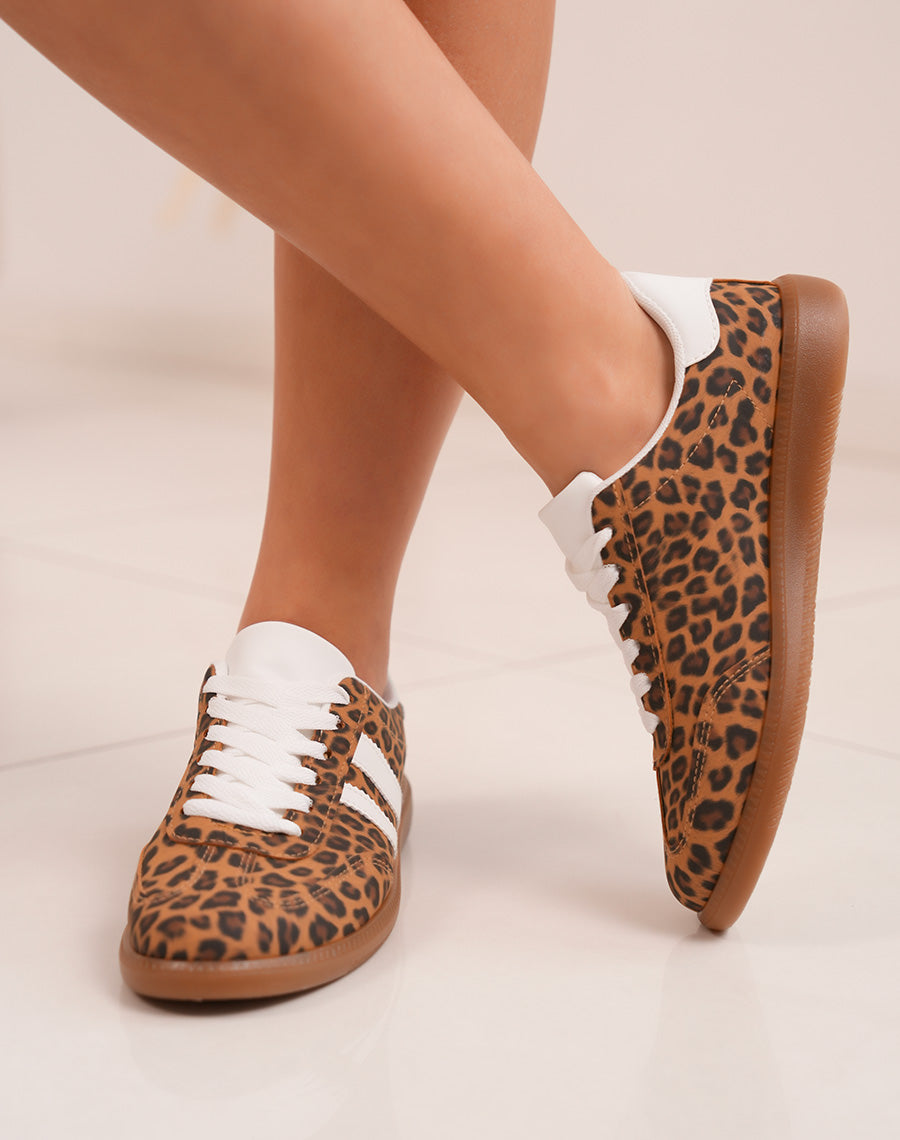 Baskets femme léopard tendance avec rayures blanches et semelle marron